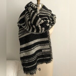 Wide Scarf in black and white